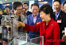 순간온수기 설명 듣는 박근혜 대통령