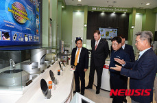 윤상직 장관, 한국3M 기술연구소 방문