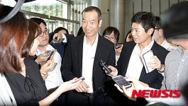 취재진에 둘러 쌓인 삼성물산 최치훈 사장