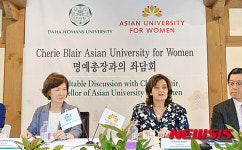 이화여대 방문한 셰리 블레어 AUW 명예총장