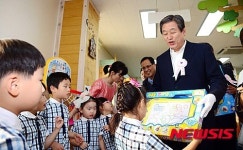 장난감 전달하는 김무성 대표
