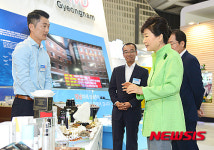 경남 부스 방문한 박 대통령