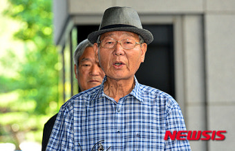 기자회견하는 故 허원근 일병 부친 허영춘씨