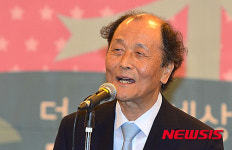 격려사하는 조정래 작가