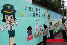 춘천 효자마을 낭만골목의 포돌이·포순이