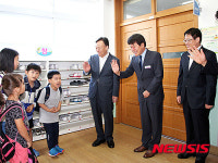 설동호 교육감, 오류초교서 실내화 신발장 효과 참관