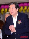 합장하는 김무성 대표