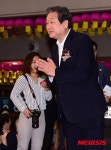 합장하는 김무성 대표