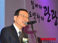 축사하는 남상만 회장