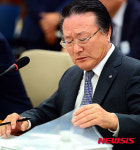 [2015국감]자료 찾는 김임권 수협중앙회장