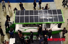 태양열로 움직이는 솔라 보트