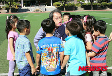 아이들과 놀이시간 같이하는 조희연 교육감