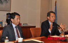 유엔총회에서 새마을운동 알린다…오준 대사와 김원수 유엔군축고위대표