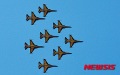 축하 비행 연습하는 블랙이글 편대