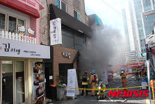 창전동 음식점 화재 진압하는 소방관들