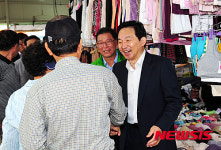 제주시 함덕오일장에서 주민들과 담소하고 있는 원희룡 제주지사