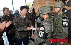 [2015국감] 금일봉 전달하는 정두언 위원장