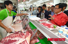 상인과 대화 나누는 이동필 농식품부 장관