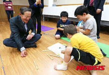 어린이들과 윷놀이하는 허창수 회장