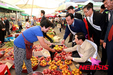 호계시장 찾은 김기현 울산시장