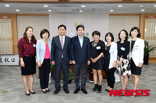 새정치 김영진 팔달지역위원장, 화서초 리모델링 건의서 전달