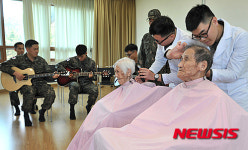 해군 1함대, 동해 노인요양원서 이발봉사