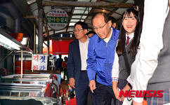 완도전통시장 찾은 황우여 부총리