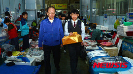 완도시장 찾은 황우여 부총리