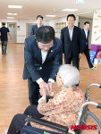 윤상직 장관, 전의요셉의 집 방문