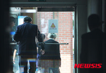 후문으로 나서는 청석학원 이사진
