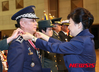 윤정배 준장 보국훈장 수여하는 박 대통령