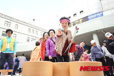 투호 놀이하는 어르신들