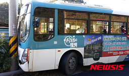태백서 시내버스 전신주 들어 받아 4명 부상