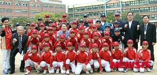 조희연 교육감, 효제초 야구부와 기념 촬영