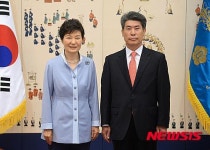 박 대통령, 윤종원 주오이시디대사 신임장 수여