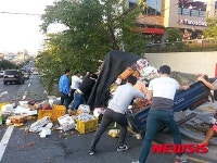 생명 구한 시민들…가로수 충돌한 트럭 운전자 구조