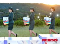 시상식 돕는 여군 부사관들