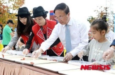 임실N치즈축제 임실군수와 긴 치즈 만들기