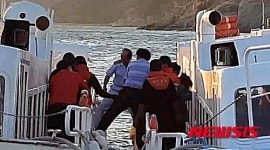 [종합]거제 앞바다서 승객 96명 태운 표류 유람선 구조