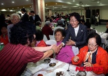 어르신과 인사하는 신연희 구청장
