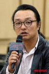 취재진의 질문에 답하는 이종오 음악감독