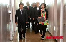 간담회장으로 향하는 김희정 여가부 장관과 전국 가정법원장들