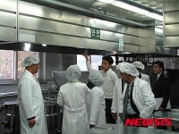 인도네시아 보건 관계자, 곡선초교 무료급식 견학