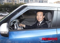 전기차 시승하는 윤성규 장관