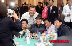 가족들과 기념사진 찍는 구상연 할아버지