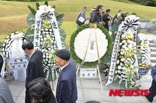 박정희 대통령 36주기 묘역에 놓인 조화들