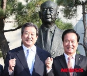 부친 흉상과 기념촬영하는 김무성 대표