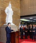 새 충무공상 소개하는 정의화 의장