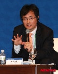 토론하는 한우덕 중국연구소장