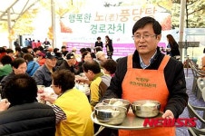 삼계탕 배식하는 김성환 구청장
